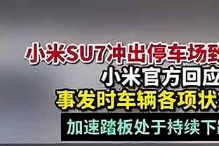 见过不看人传球和投篮的 但第一次见不看人防守的